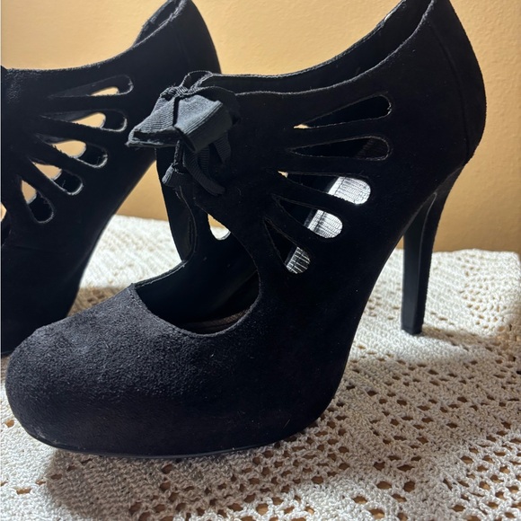 Newport News women’s black suede like 4 1/2 inch heels - size 9. - Picture 6 of 8
